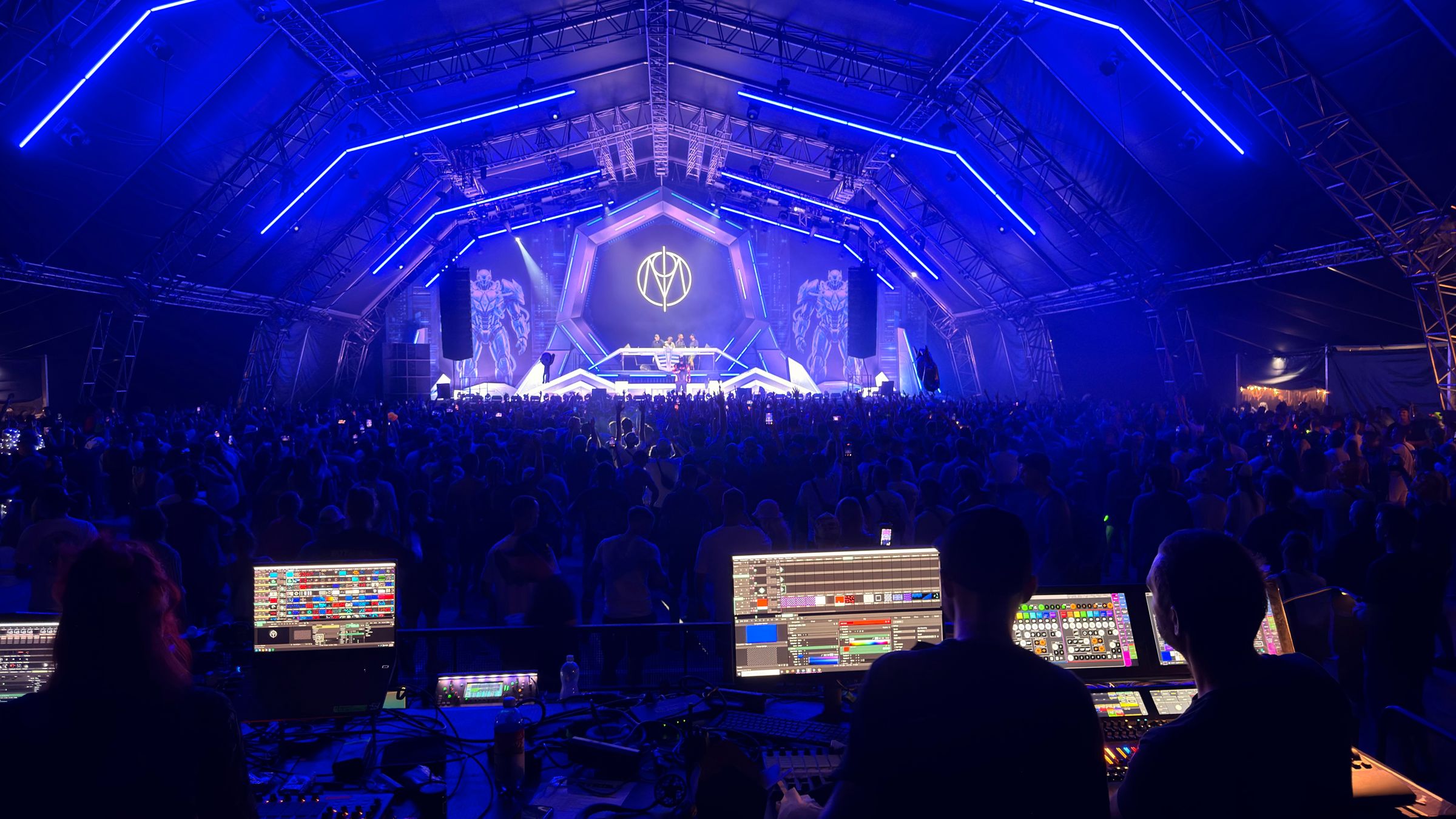 Pohled z režie na stage a dav v modrém světle
