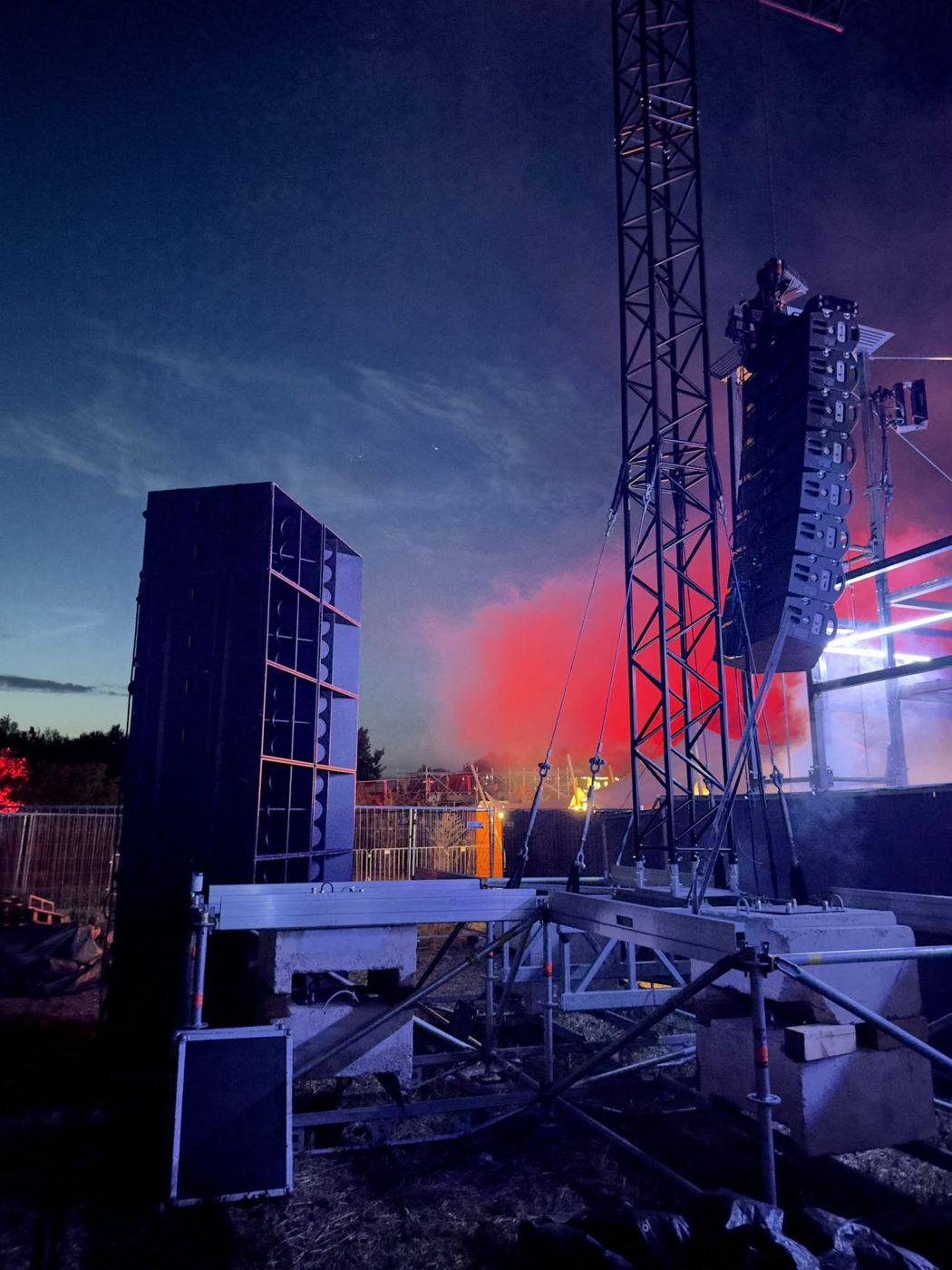 Line array a stack reproboxů za soumraku