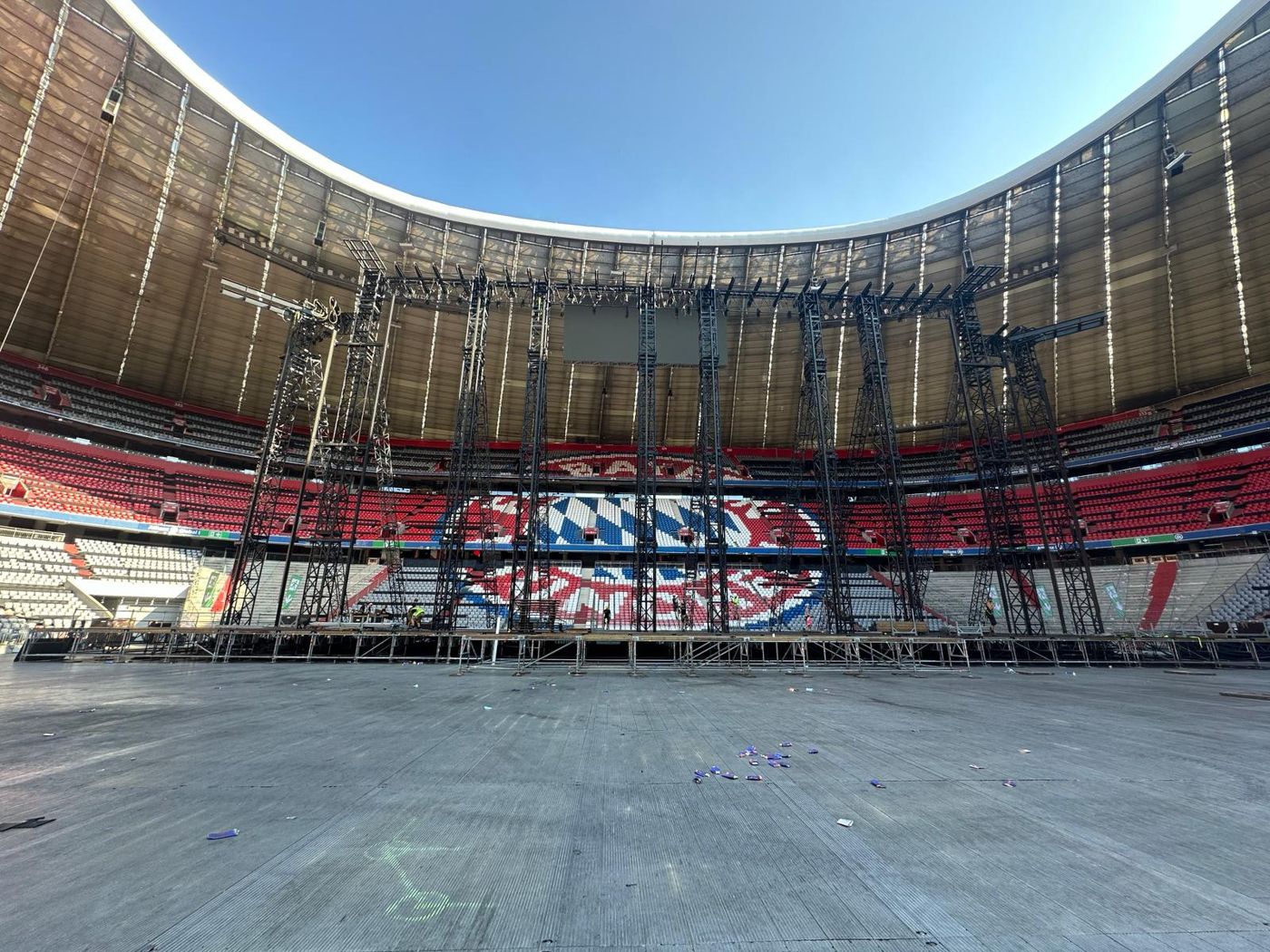 Stavba ocelové stage na stadionu